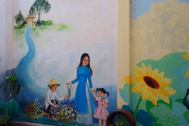 Các tác phẩm đã phác họa lại lịch sử phát triển cùa một làng cổ ven đô xen kẽ cuộc sống hiện đại ngày nay.