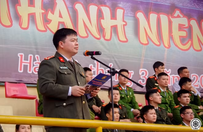 Đại úy Dương Xuân Khiêm - Bí thư Đoàn Thanh niên Học viện phát biểu khai mạc buổi lễ.