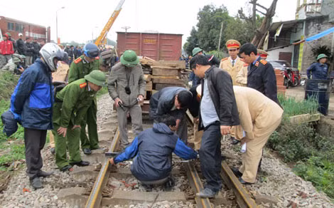 Lực lượng Công an khám nghiệm, điều tra nguyên nhân vụ tai nạn tại Quảng Trị.