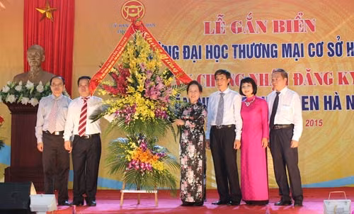 Phó Chủ tịch nước Nguyễn Thị Doan tặng hoa chúc mừng Trường Đại học Thương mại cơ sở Hà Nam.
