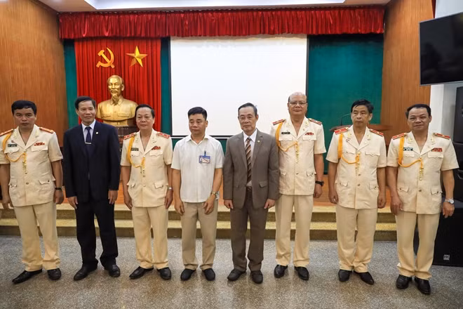Đại diện Ban quản lý Lăng Chủ tịch Hồ Chí Minh trao tặng kỷ niệm chương cho Ban Giám đốc Học viện