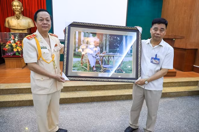 Giám đốc Học viện tặng quà lưu niệm cho Ban quản lý Lăng Chủ tịch Hồ Chí Minh