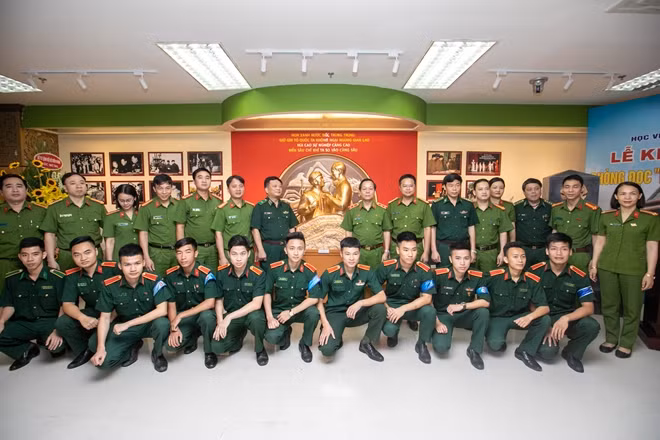 Các đại biểu cùng học viên chụp ảnh lưu niệm
