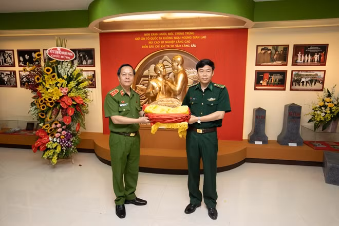 Đại úy Tạ Văn Tuân trao tặng cho phòng đọc lá cờ Tổ Quốc có diện tích 25m2