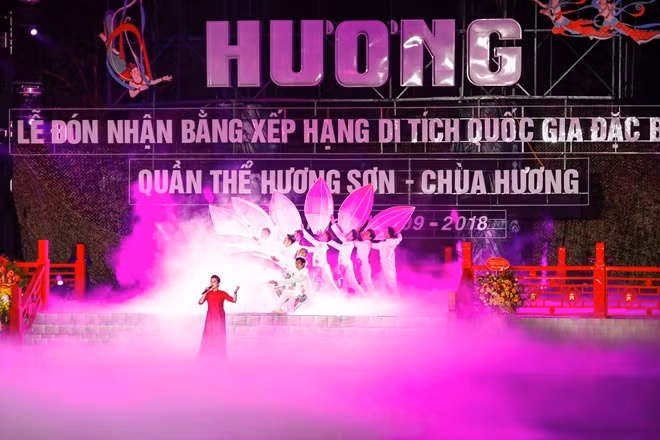 Buổi Lễ được tổ chức tại sân khấu nằm giữa dòng suối Yến, vô cùng lung linh, huyền ảo.