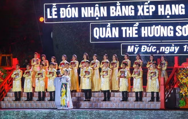 Chương trình văn nghệ bao gồm nhiều tiết mục đặc sắc về chùa Hương và huyện Mỹ Đức