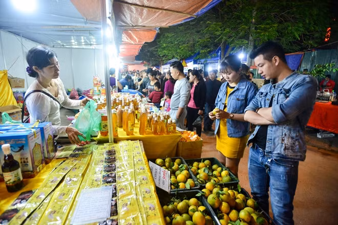 Các sản phẩm như hoa quả, đặc sản vùng miền cũng được mang tới đây chào bán