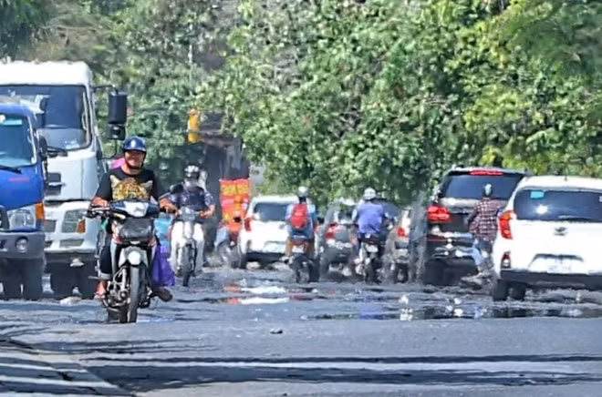 Mặt đường mờ ảo bởi hơi nóng bốc lên ngùn ngụt dưới cái nắng gay gắt của mùa hè.