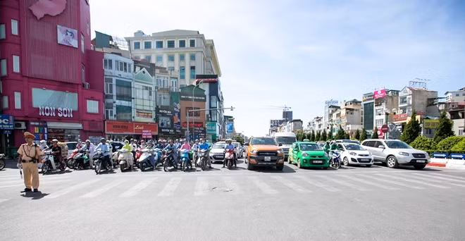 Sự có mặt của lực lượng CSGT cũng khiến người dân khi tham gia giao thông đúng luật và quy củ hơn.