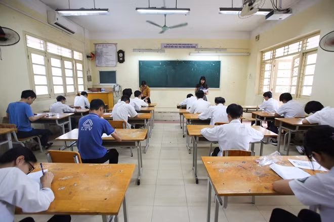Đúng 8h00 phút, các thí sinh bắt đầu làm bài. Hôm nay là bài thi môn Ngữ Văn kéo dài 120 phút.