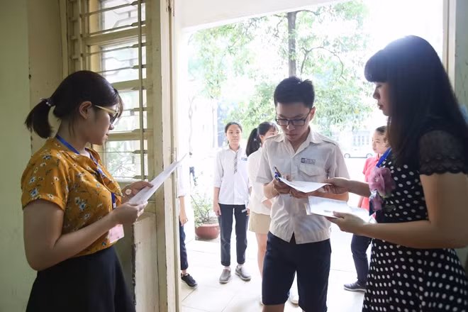 Đúng 7h00, các thí sinh đã vào phòng thi.