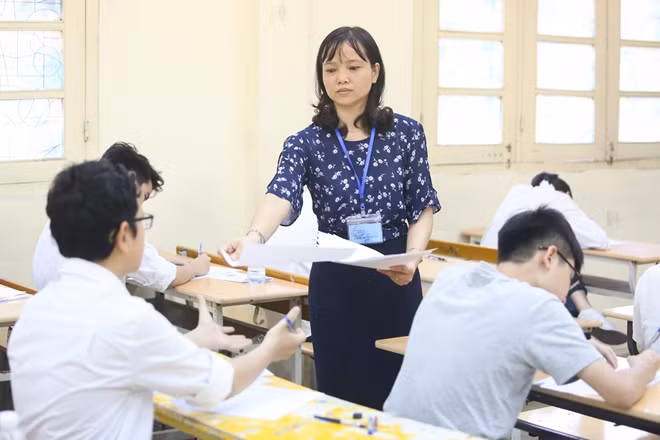7h30: Cán bộ phát đề thi cho thí sinh