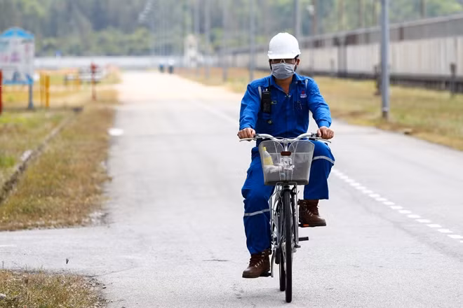 Đến đi xe đạp cũng phải đội mũ bảo hộ.