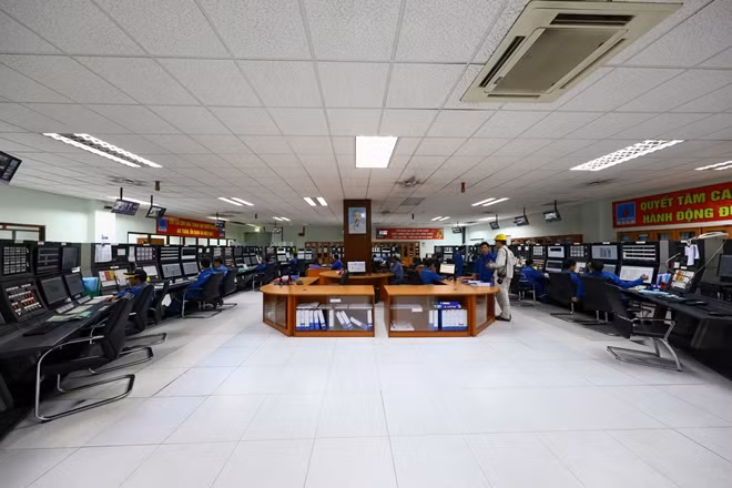 Trung tâm chỉ huy - cơ quan đầu não của nhà máy, nơi tiếp nhận và xử lý mọi thông tin từ 15 phân xưởng.