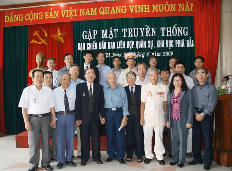 Thiếu tướng Nguyễn Đức Minh (hàng đầu, thứ hai từ trái sang) trong một lần họp mặt các đồng đội.