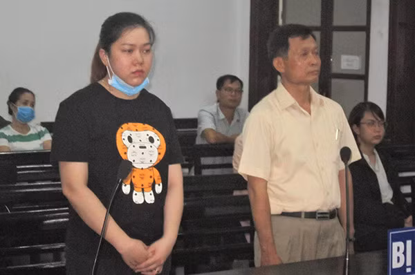 Bị cáo Trâm và Thảo tại tòa.