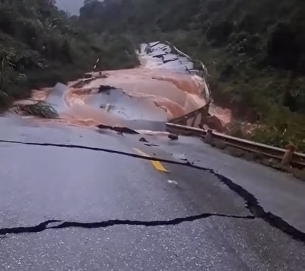 Tuyến QL12A bị chia cắt hoàn toàn do tại Km 137QL 12A bị sạt lở dài hơn 200m.