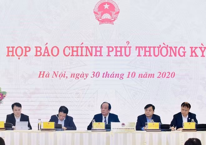 Bộ trưởng Mai Tiến Dũng chủ trì phiên họp báo.