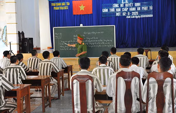 Một buổi học xóa mù chữ của “thầy” và “trò” ở Trại giam Đắk Tân.