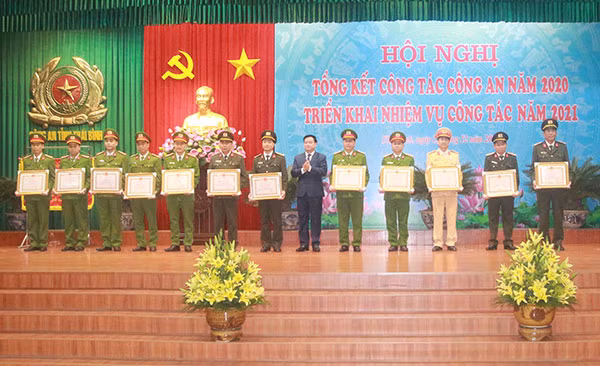 Đồng chí Nguyễn Khắc Thận trao Bằng khen của UBND tỉnh Thái Bình tặng các cá nhân xuất sắc.