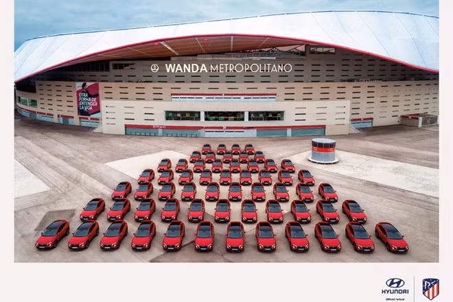 Dàn xe của Huyndai được bàn giao cho các cầu thủ của Atletico Madrid tại sân Wanda Metropolitano.