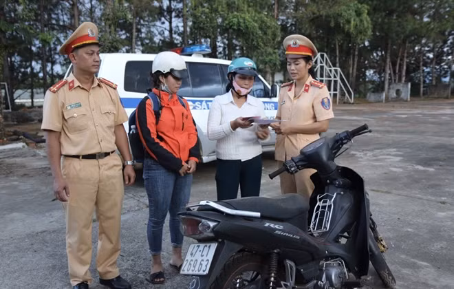 Phòng CSGT Công an tỉnh Đắk Nông trao trả chiếc xe máy bị mất trộm cho gia đình anh Nhân Anh Duy.