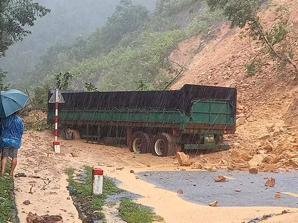Điểm sạt lở tại Km 58 QL12C thuộc xã Thuận Hóa, Tuyên Hóa, Quảng Bình.