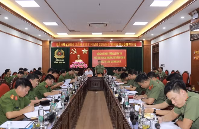 Toàn cảnh buổi làm việc.
