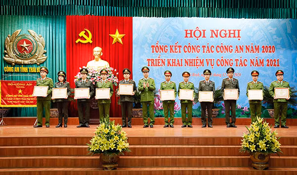 Thứ trưởng Nguyễn Duy Ngọc tặng Bằng danh hiệu Chiến sĩ thi đua toàn lực lượng và Bằng khen của Bộ Công an cho các tập thể, cá nhân xuất sắc.