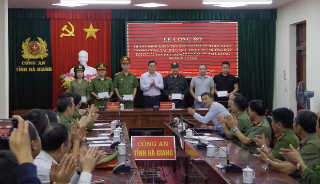 Chủ tịch UBND tỉnh Hà Giang trao khen thưởng các tập thể có thành tích trong triệt phá vụ đánh bạc qua mạng.