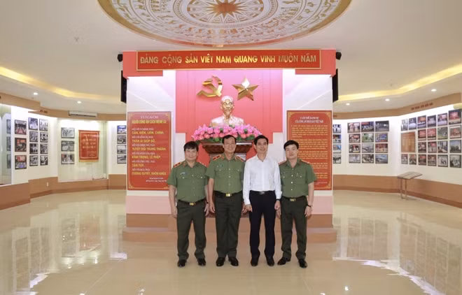 Thứ trưởng Lê Tấn Tới cùng các đại biểu chụp ảnh lưu niệm tại Phòng Truyền thống Công an tỉnh Sơn La.