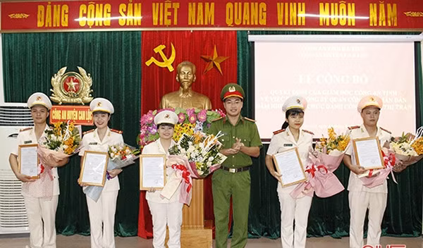Những nữ cán bộ Công an huyện Can Lộc, tỉnh Hà Tĩnh xung phong về xã.
