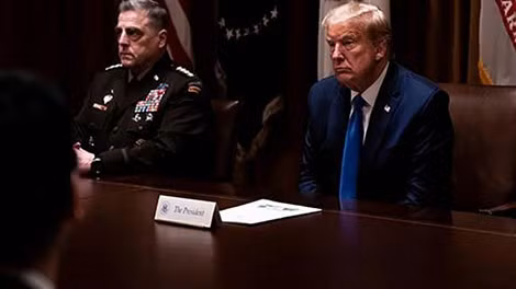 Tổng thống Donald Trump và một quan chức quân đội Mỹ.