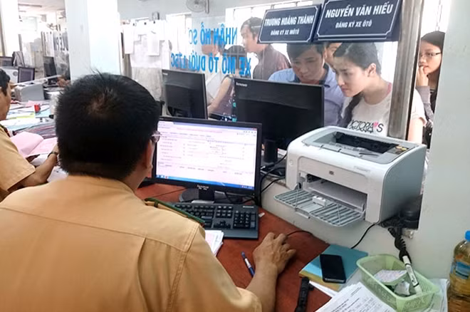 Người dân bấm BKS ngẫu nhiên qua hệ thống máy tính.