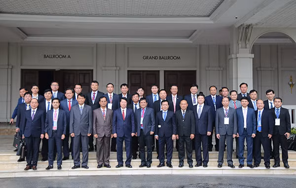 Đoàn đại biểu Bộ Công an Việt Nam và Bộ Công an Lào chụp ảnh lưu niệm.