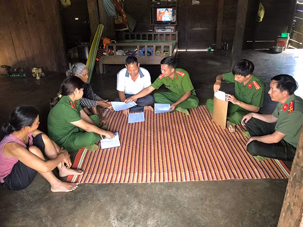 Cán bộ Công an huyện Krông Nô đến tận nhà dân tuyên truyền, thu thập thông tin dân cư.