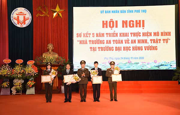 Thay mặt Lãnh đạo Bộ Công an, Thứ trưởng Trần Quốc Tỏ tặng Bằng khen của Bộ Công an cho 2 tập thể và 2 cá nhân vì đã có thành tích xuất sắc trong 5 năm thực hiện mô hình “Nhà trường an toàn về an ninh, trật tự” tại Đại học Hùng Vương giai đoạn 2015 – 2020.