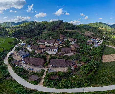 Những ngôi nhà đất nâu óng quần tụ trên một ngọn đồi ở Bắc Hoa. Ảnh: Dương Tiến Dũng.