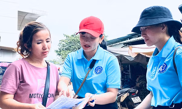 Bảo hiểm xã hội tỉnh Đắk Nông luôn đổi mới cách tuyên truyền thu hút người dân tham gia.