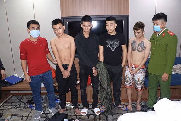 Các đối tượng tổ chức bay lắc tại khách sạn bị bắt giữ.