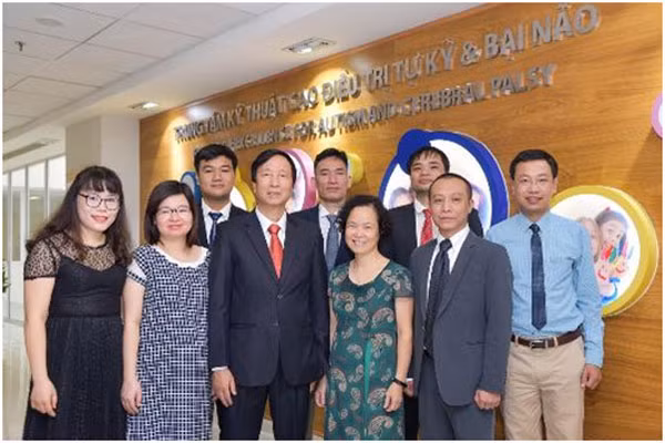 Nhóm các nhà khoa học Vinmec nghiên cứu đề tài ghép tế bào gốc kết hợp can thiệp điều trị tự kỷ.