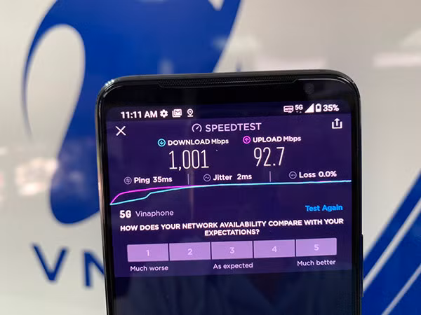 Khách hàng đo thử tốc độ VinaPhone 5G tại TP Hồ Chí Minh.