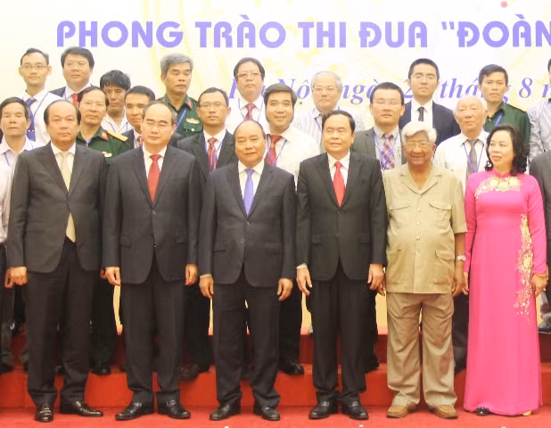 Thủ tướng Nguyễn Xuân Phúc cùng các đại biểu và tác giả được tôn vinh.