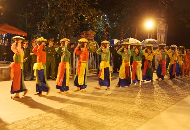 14 thiếu nữ dâng hoa vào đền Thiên Trường trước giờ khai ấn.