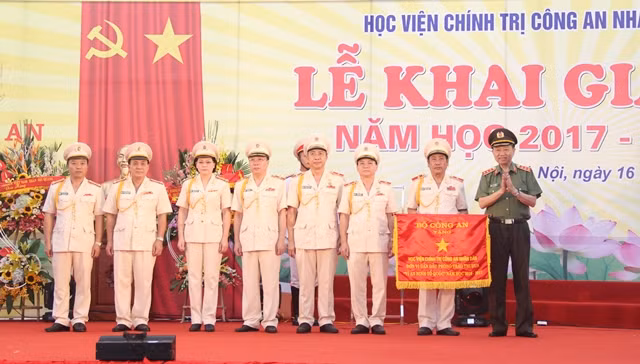 Bộ trưởng Tô Lâm trao Cờ thi đua của Bộ Công an cho Học viện Chính trị CAND. Bộ trưởng Tô Lâm trao Cờ thi đua của Bộ Công an cho Học viện Chính trị CAND.