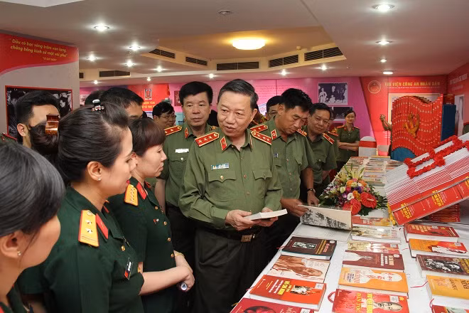 Bộ trưởng Tô Lâm trao đổi với các CBCS tại gian trưng bày của Thư viện Quân đội.