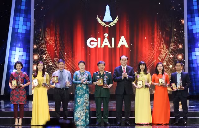 Chủ tịch nước Trần Đại Quang và Chủ tịch Quốc hội Nguyễn Thị Kim Ngân cùng các tác giả đoạt giải A.