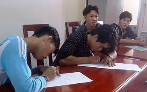 Các đối tượng ký vào biên bản phạm pháp quả tang.
