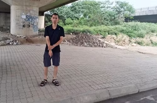 Đối tượng Long đang thực nghiệm hiện trường.