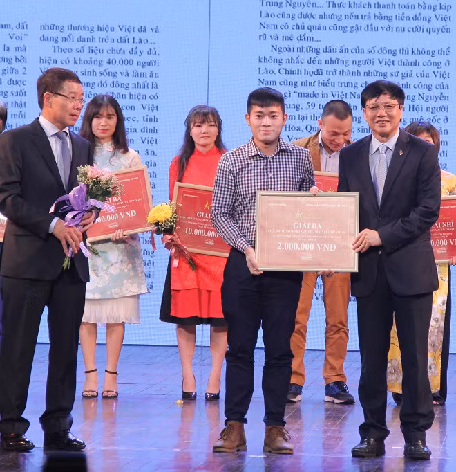 Tác giả Nguyễn Chiến Thắng, Ban Báo điện tử CAND nhận giải 3 của Ban tổ chức.